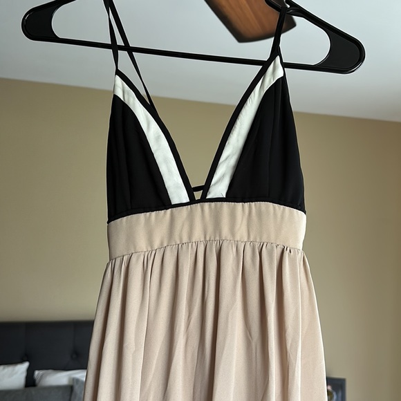 Beautiful sun dress - zipper up back with tie - Picture 2 of 4